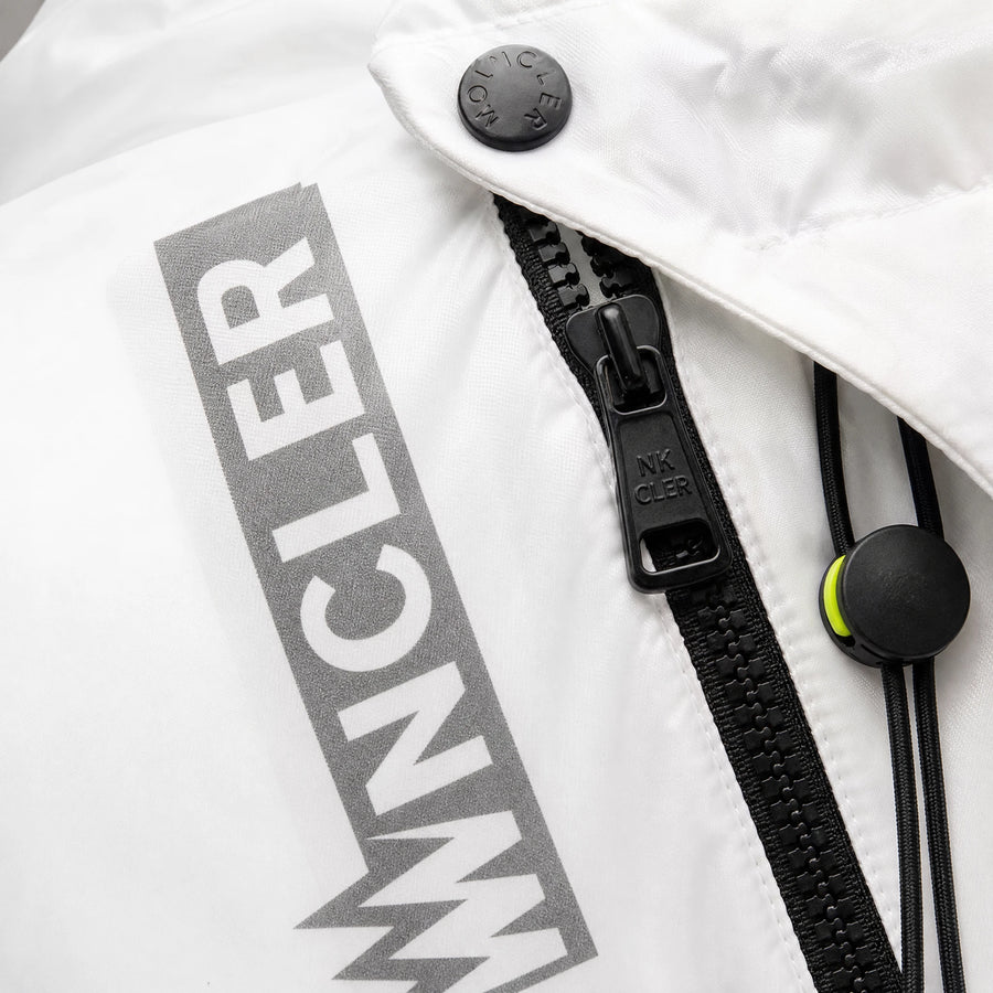Manteau matelassé à capuche à imprimé lettre vintage - close-up détail matière