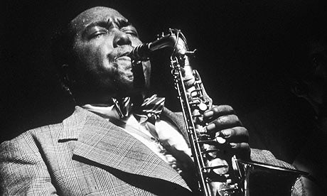 charlie-parker-licone-du-jazz-et-son-influence-eternelle-sur-la-mode-vintage Image