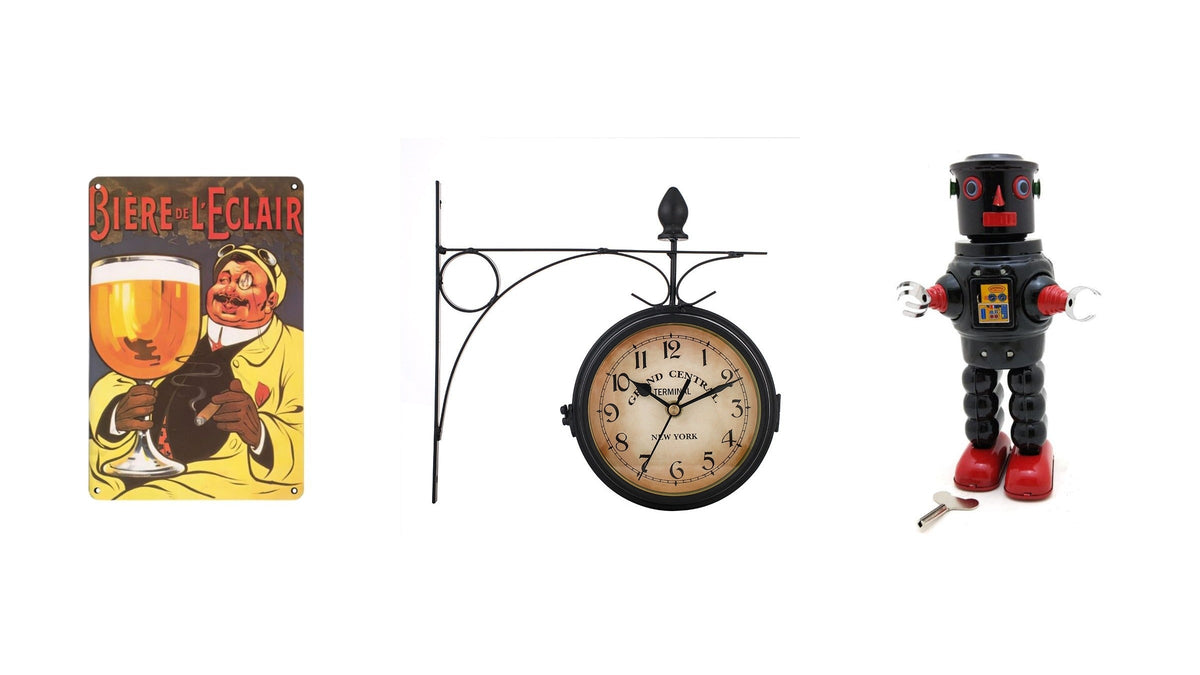 Trois objets rétro sur fond blanc : plaque publicitaire en métal pour une bière, horloge de gare double face sur potence en fer, robot en tôle à remontoir Image