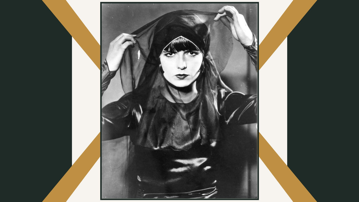 Portrait publicitaire en noir et blanc de Louise Brooks pour Loulou en 1929, encadré de lignes géométriques vertes et dorées