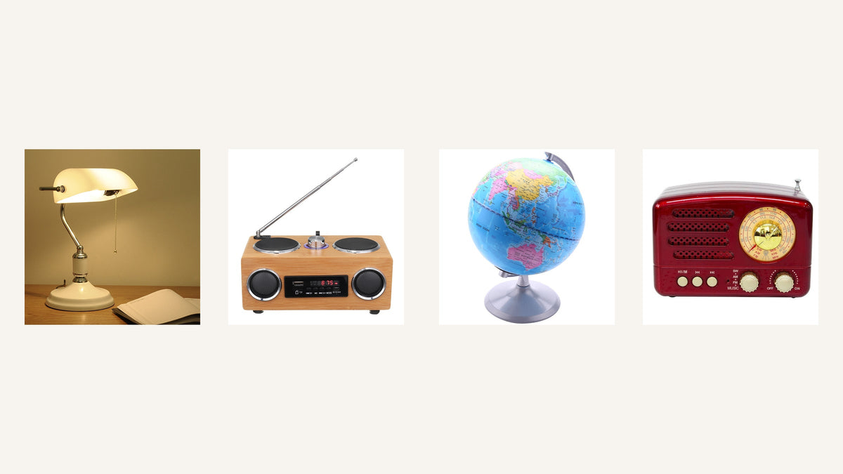 Objets rétro actuels pour illustrer une méthode d’identification : lampe de bureau, radio, globe terrestre et poste radio rouge Image