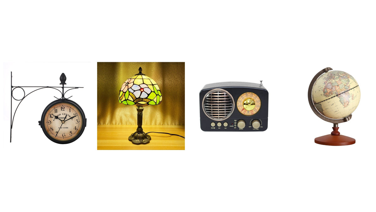 Horloge de gare, lampe au verre coloré, petite radio et globe terrestre réunis sur fond blanc