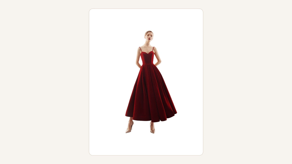 Robe longue rouge d’inspiration rétro présentée au centre sur fond crème