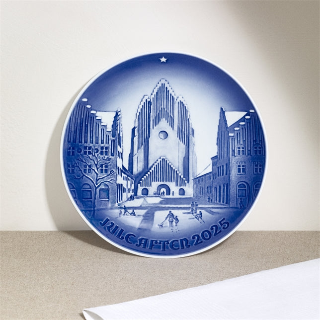 Royal Copenhagen Bing & Grøndahl Weihnachtsteller 2025, Grundtvigs Kirche, 18 cm