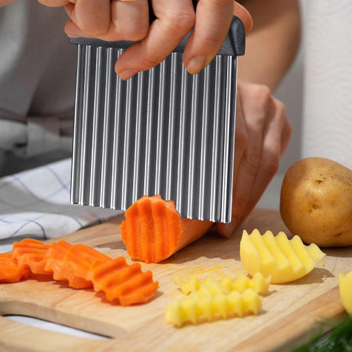 Westmark Wellenschneider Master Line  Hochwertiger Buntschneider zum einfachen Schneiden und Ausstechen von Obst, Gemüse oder Brot  Rostfreier Edelstahl