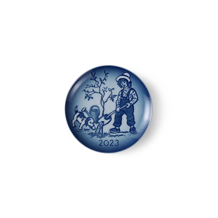 Royal Copenhagen Bing & Grøndahl Collectibles Kindertagsteller - The Gardener's Little Helper 13 cm