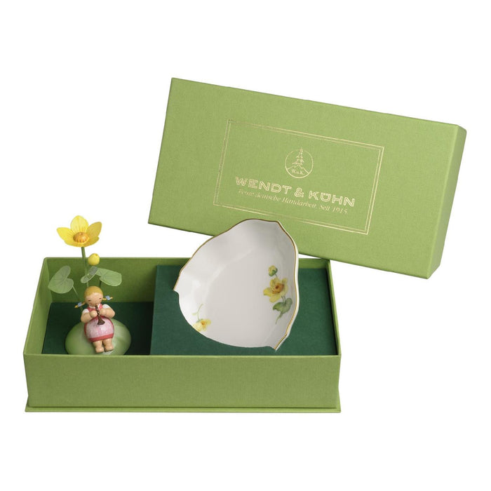 Wendt & Kühn Mädchen mit Sumpfdotterblume, auf Hügel, mit Schale aus Meissner Porzellan