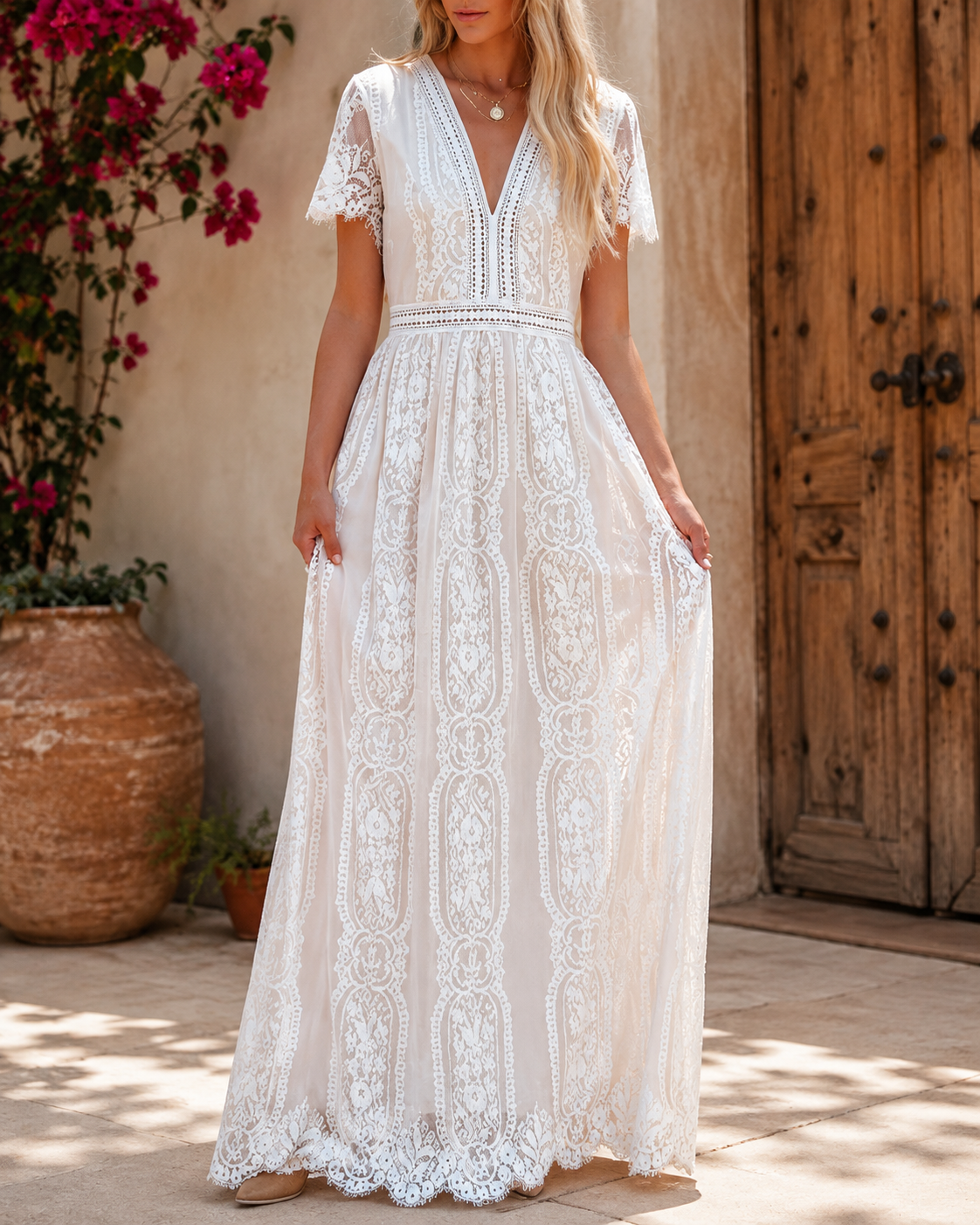 Robe longue dentelle blanche à manches courtes en V