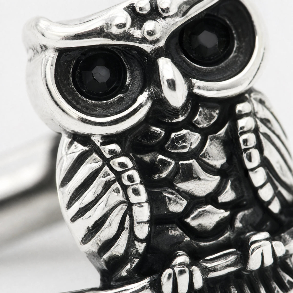 Boutons de manchette hibou en cuivre à finition vieillie - close-up détail matière