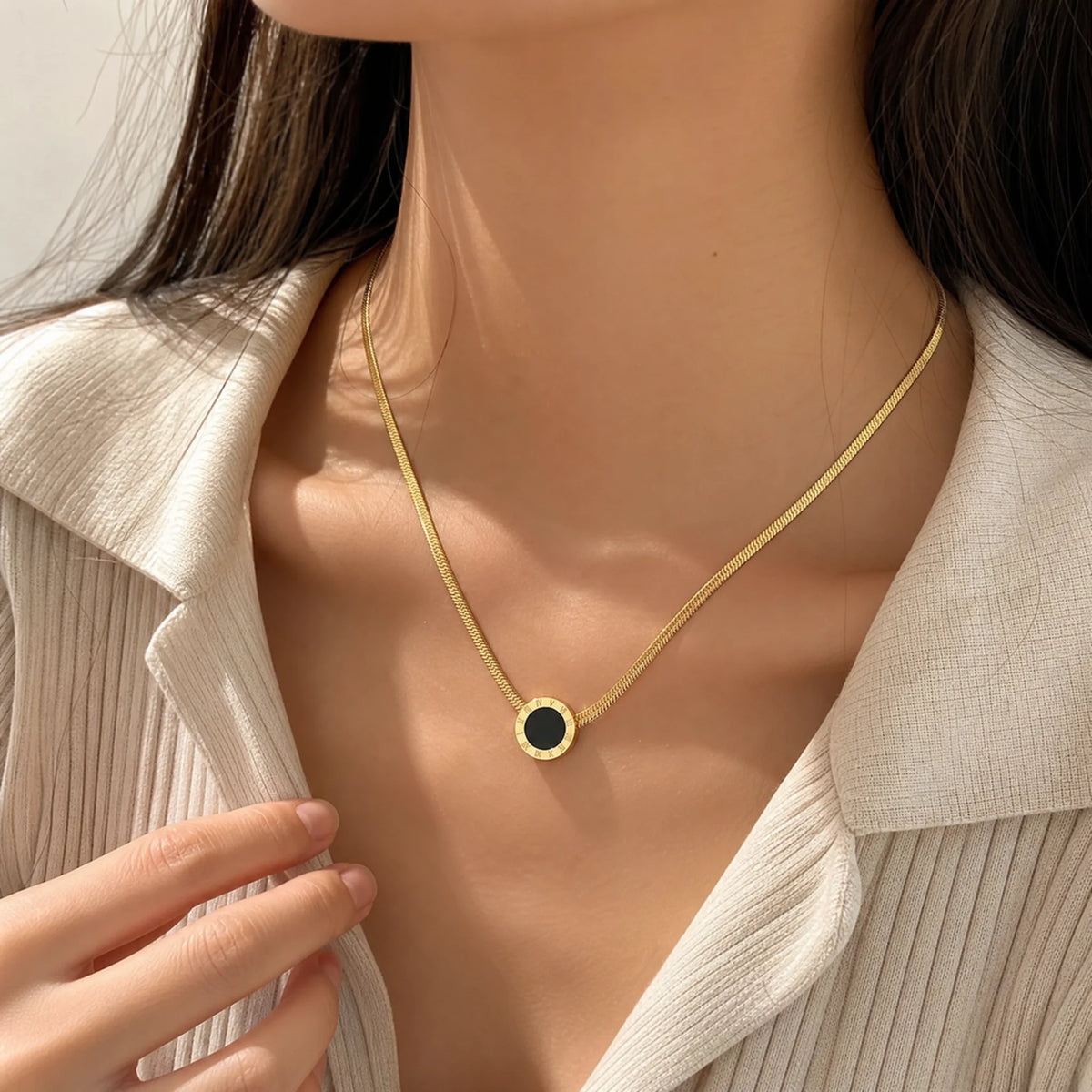 Collier Année 80 avec Pendentif orné de chiffres romains - Utilisation GLOBALE
