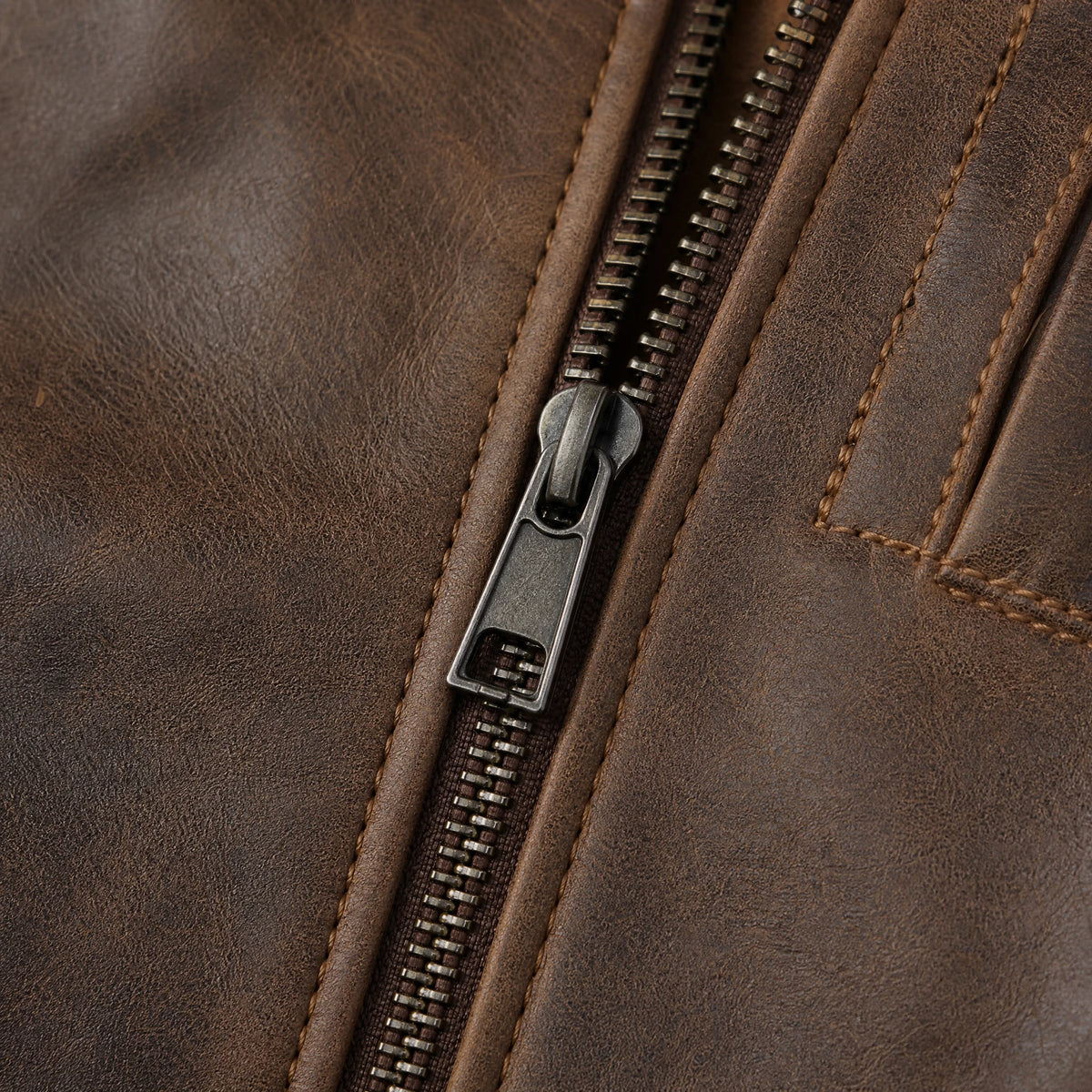 Gilet en Cuir Vintage pour Homme - close-up détail matière