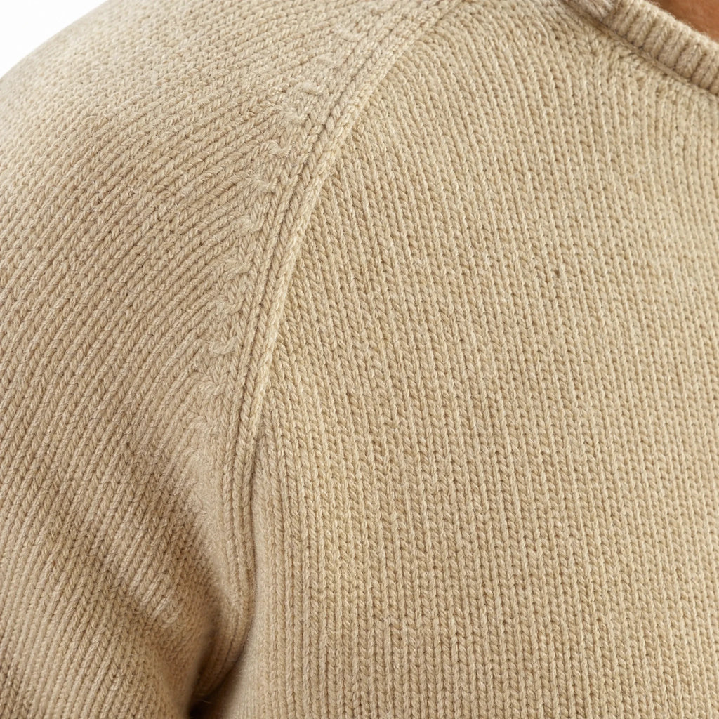Pull style rétro en tricot à col rond - close-up détail matière