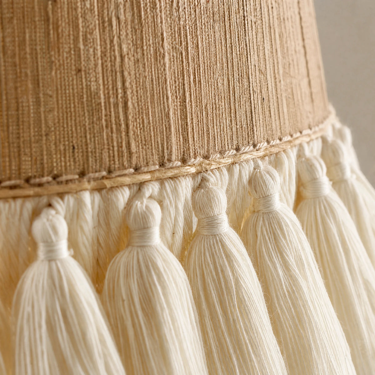 Suspension bohème à franges ficelle ivoire - close-up détail matière