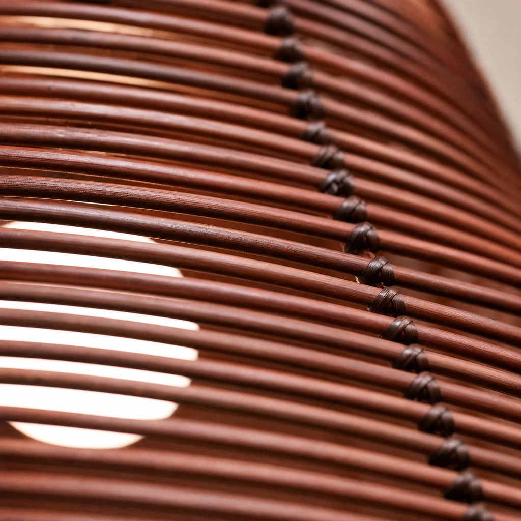 Suspension en Rotin Tressé Forme Spirale Ajourée - close-up détail matière