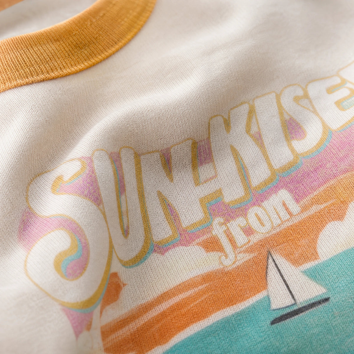 T-shirt vintage voyage Positano à imprimé rétro - close-up détail matière