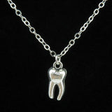 collier-pendentif-dent-en-alliage-vintage